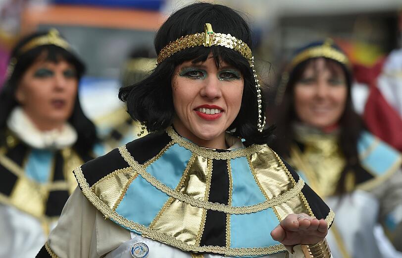 Ausgelassen feiern Karnevalisten den Rosenmontagin der Innenstadt von Köthen/Sachsen-Anhalt.