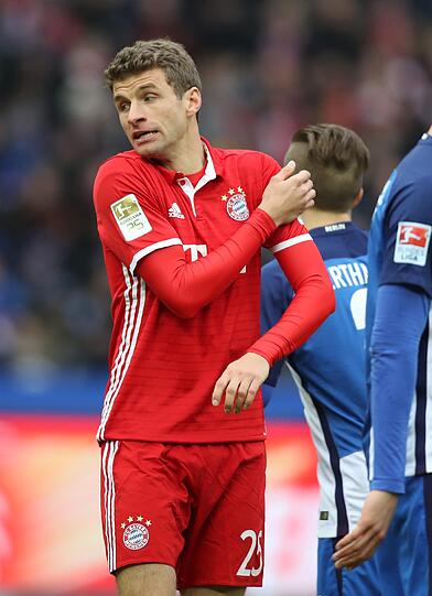 Thomas Müller: Note 5 - Sturmspitze &ndash; ganz allein, ganz ohne Robert Lewandowski, das war die Aufgabe des Tages für den Bank-Müller. Ließ sich oft weit fallen, um Ballkontakte im Mittelfeld zu bekommen. Wirkte ganz vorne irgendwie verloren, konnte keine Bälle halten. Einfach unglücklich.