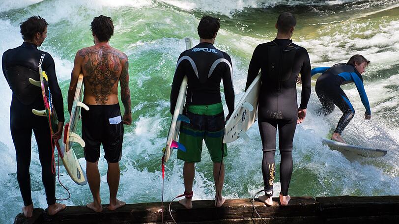 Gute Nachricht für alle Surfer: Die Eisbachwelle ist zurück!