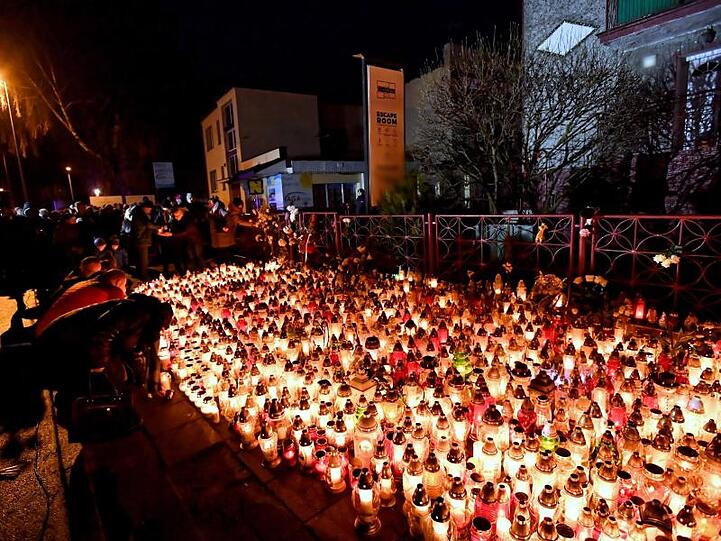 Blumen und Kerzen werden am Ort des Brandes niedergelegt, an dem die fünf Mädchen gestorben sind.