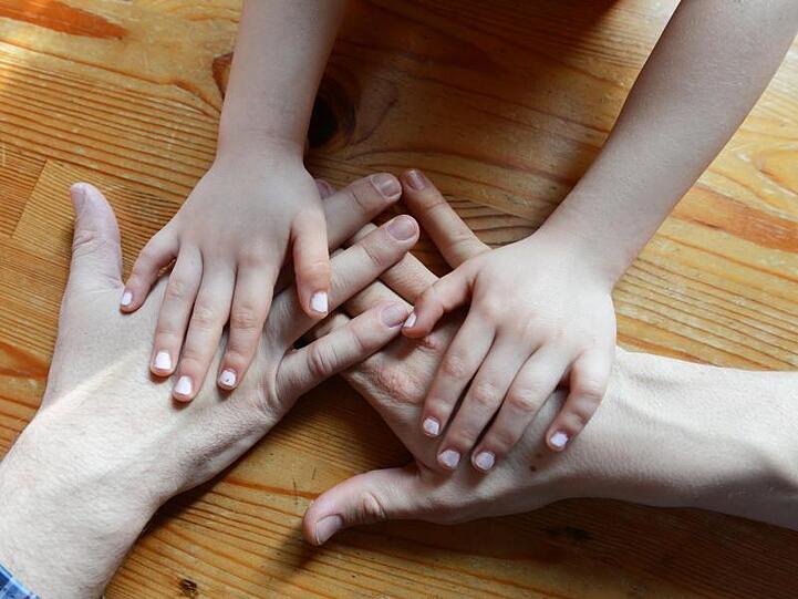 In vielen Bundesländern gibt es zu wenige Familien, die Pflegekinder aufnehmen.