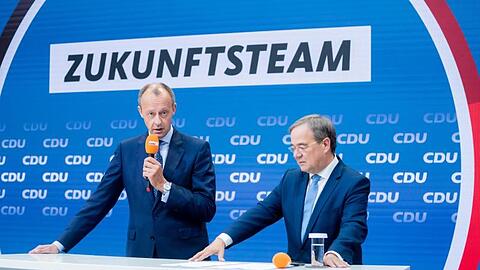 Der ehemalige Fraktionschef Friedrich Merz (l) ist das prominenteste Gesicht in Armin Laschets neuem Team.