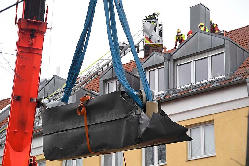 Mit Hilfe eines 50-Tonnen-Krans brachte die Feuerwehr den Kamin sicher auf den Boden.