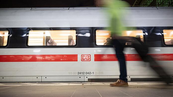 Dal 10 dicembre entrerà in vigore il nuovo orario della Deutsche Bahn.  Qualcosa sta cambiando anche per i viaggiatori da o per Monaco.  (Archivio)