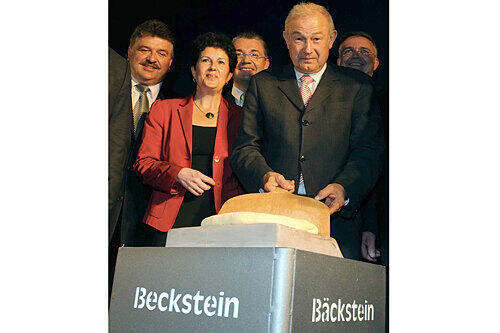 Beckstein am Bäckstein: Der Ministerpräsident legte einen Teigfladen drauf und eröffnete damit das Bäckereimuseum.
