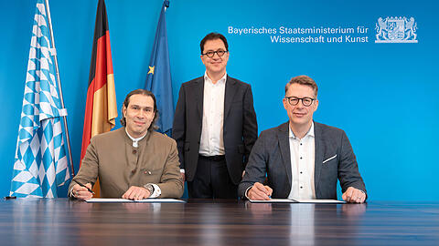 Vladimir Jurowski und der Intendant Serge Dorny (Mitte) mit Markus Blume bei der Vertragsunterzeichnung im Ministerium.