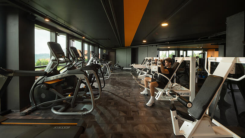 Der Fitnessraum ist mit hochwertigen Geräten von Matrix ausgestattet. Täglich bietet sich die Möglichkeit, sich im Gymnastikraum bei verschiedenen geleiteten Kursen auszupowern. Im Sommer stehen Ihnen unzählige Rad- und Wanderwege rund um Sankt Englmar zur Verfügung.