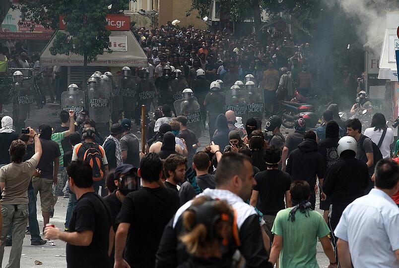 Am Mittwochabend und in der Nacht ist es zu heftigen Straßenschlachten zwischen der Polizei und Demonstranten in Athen gekommen. Mindestens 60 Menschen seien leicht verletzt
worden, berichtete das staatliche Fernsehen (NET). Tausende Menschen protestierten friedlich bis in die frühen
Morgenstunden vor dem Parlament in Athen gegen das harte Sparprogramm
der Regierung.
