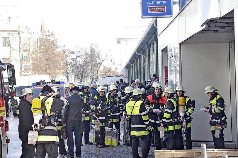 Ein Feuer in der Tiefgarage der Schranne sorgte am Donnerstag für Aufsehen in der City: Die Ursache ist noch unklar. Ein Auto verbrannte, zwei Hunde wurden gerettet.