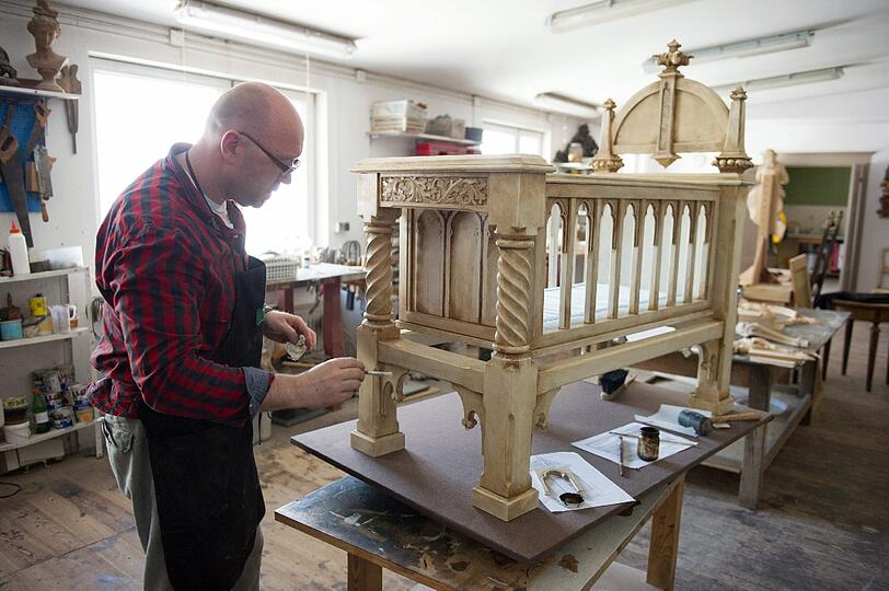 Der polnische Künstler Dariusz Bergier arbeitet in seinem Atelier an einer Krippe aus Eichenholz, die er Kate und William zur Geburt ihres Babys schenken wird.