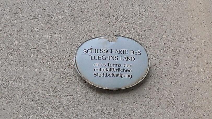 Lueg ins Land: Hinter dem Isartor befindet sich dieser Rest eines alten Wehrturms.