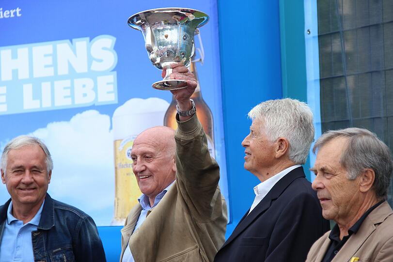 Peter Grosser stemmt den Pokal.