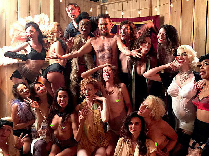 James Franco umzingelt von einer Gruppe halbnackter Frauen