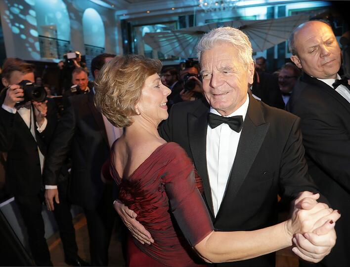 Bundespräsident Joachim Gauck und seine Lebensgefährtin Daniela Schadt tanzen beim Bundespresseball im Hotel Adlon.