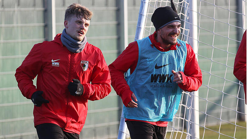 Max Philipp (l.) und Konstantinos Stafylidis vom FC Augsburg.