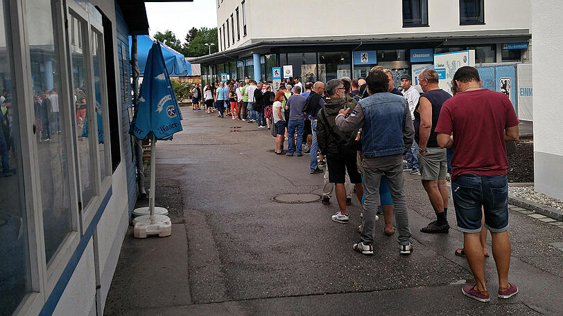 Schlangestehen für Löwen-Tickets. Die Bilder von der Grünwalder Straße.