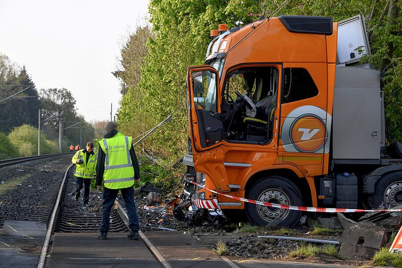 In Alt Duvenstedt ist am frühen Mittwochmorgen ein Zug mit einem Lkw zusammengestoßen.