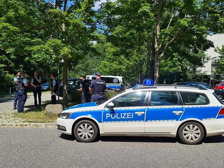 Polizei in der Nähe des Einsatzortes in Potsdam.