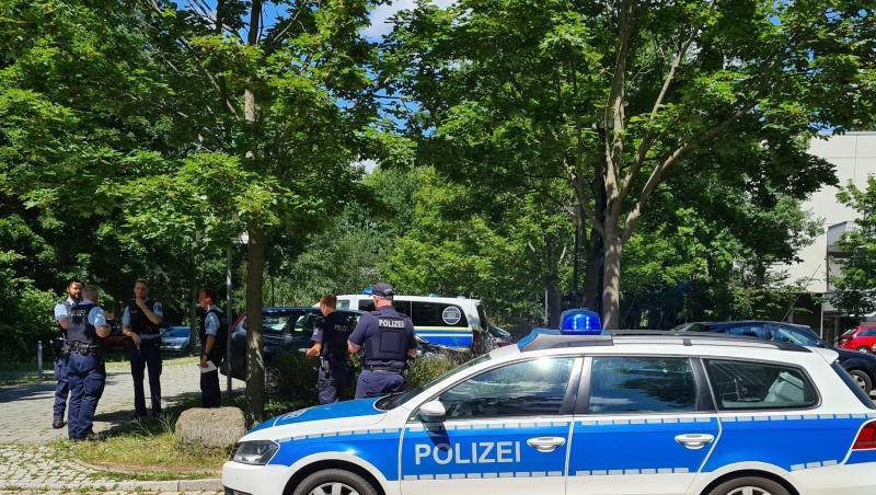 Polizei in der Nähe des Einsatzortes in Potsdam. Polizei in der Nähe des Einsatzortes in Potsdam.