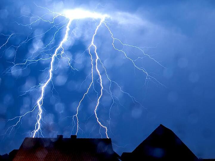 Ein Blitz schlägt ein. Foto: Thomas Rensinghoff/Archivbild