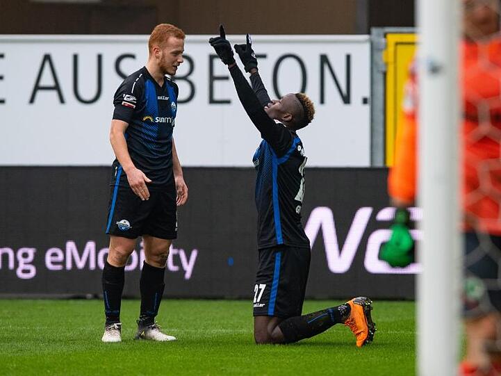 Paderborns Torschütze Babacar Gueye (r) bejubelt mit Sebastian Vasiliadis den vierten von insgesamt sechs Treffern gegen Fürth.