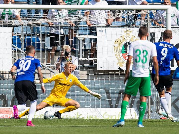 Bielefelds Fabian Klos (r) trifft per Strafstoß zum 1:2 gegen Fürth.