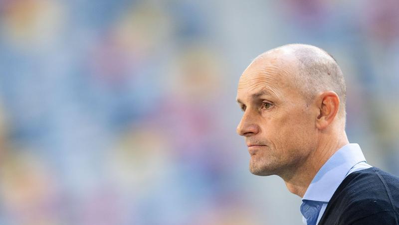 Heiko Herrlich gibt vor einer Partie ein Interview.