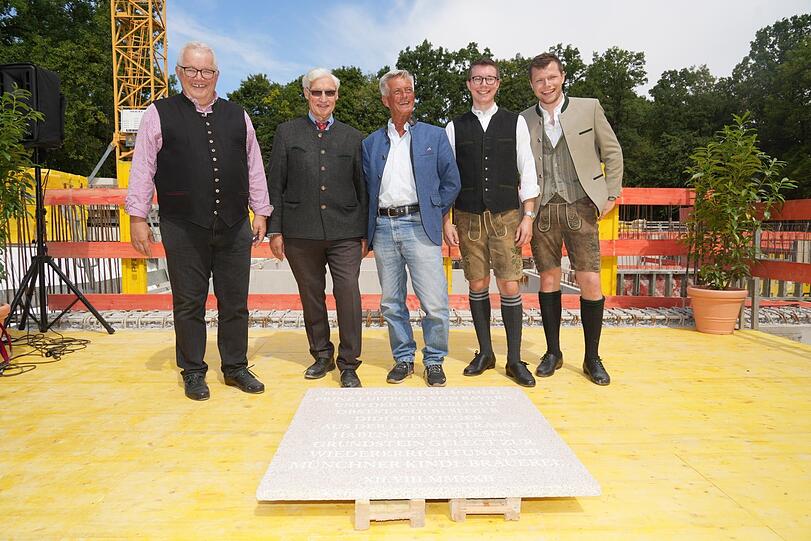 V.l.: Dietrich Sailer, Prinz Luitpold, Obststandl-Didi Dieter Schweiger sowie Leo und Luis Sailer bei der Grundsteinlegung der Münchner Kindl Brauerei.