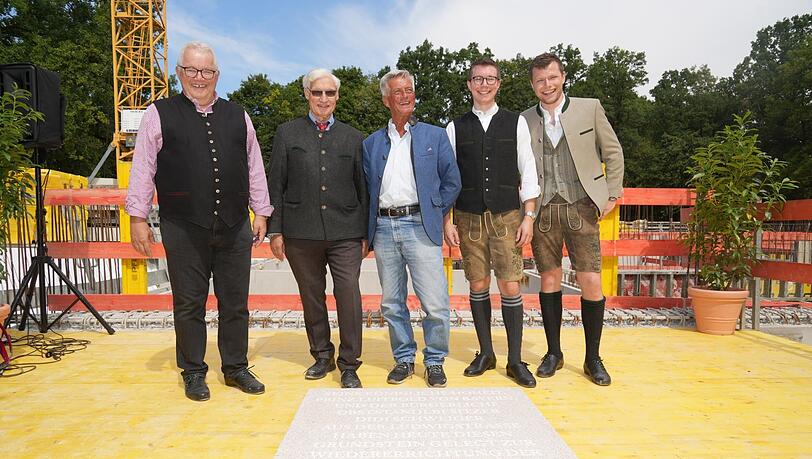 V.l.: Dietrich Sailer, Prinz Luitpold, Obststandl-Didi Dieter Schweiger sowie Leo und Luis Sailer bei der Grundsteinlegung der Münchner Kindl Brauerei.
