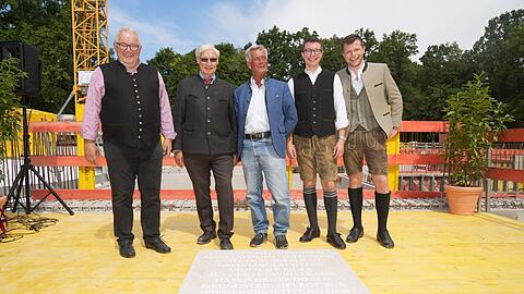 V.l.: Dietrich Sailer, Prinz Luitpold, Obststandl-Didi Dieter Schweiger sowie Leo und Luis Sailer bei der Grundsteinlegung der Münchner Kindl Brauerei.