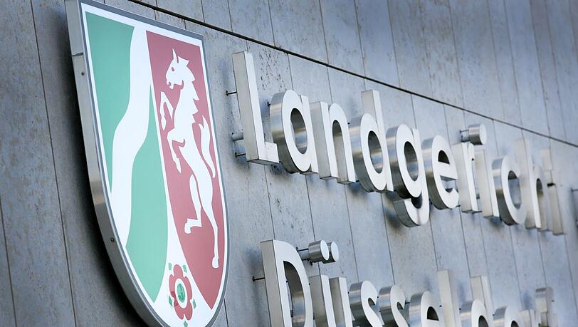 Die Aufschrift "Landgericht Düsseldorf" steht am Gebäude des Landgerichts.
