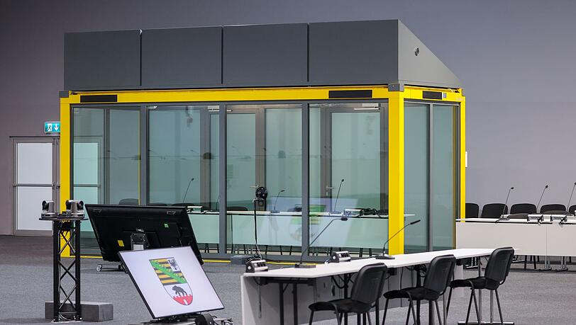 Ein Blick in den Gerichtssaal auf den Platz für die Zeugen und die Glaskabine, in der der Angeklagte während der Verhandlungen sitzt. (Archivbild)