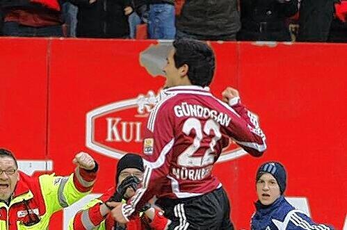 Völlig losgelöst: Ilkay Gündogan bejubelt sein erstes Bundesligator und das gegen die Bayern.