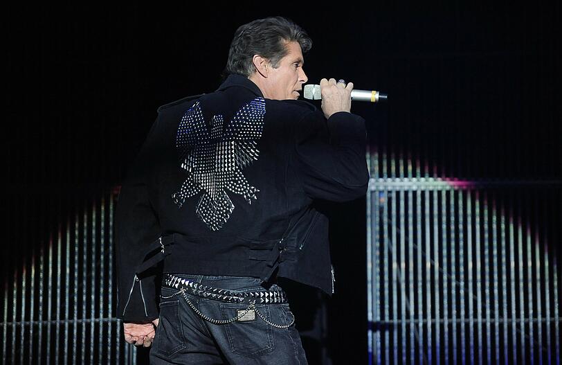 David Hasselhoff tourt mit seiner "The Hoff is back"-Tour durch Deutschland, Österreich und die Schweiz. Dabei gibt es auch ein Wiedersehen mit "KITT", dem sprechenden Auto aus der Kultserie Knight Rider. Die Bilder von seinen Auftritten in Berlin und Frankfurt.