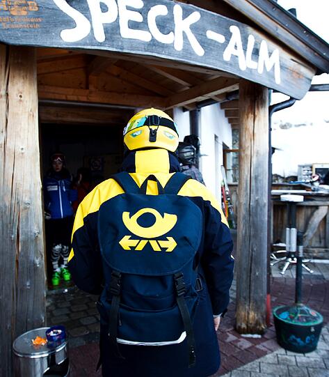 Postbote Hans Fink posiert im Skigebiet Sudelfeld bei Bayrischzell auf seinen Skiern.