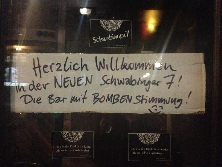 Manche nehmen&rsquo;s mit Galgenhumor: &bdquo;Herzlich willkommen in der neuen Schwabinger 7 &ndash; die Bar mit der Bombenstimmung&ldquo;.