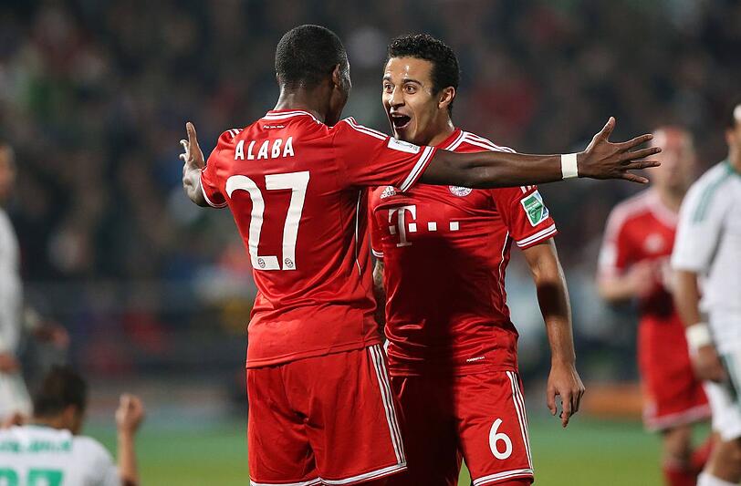 Der Schütze und sein Assistent: David Alaba gab die Vorlage, Thiago Alcántara vollendete zum 2:0 beim Klub-WM-Finale des FC Bayern München gegen Raja Casablanca.