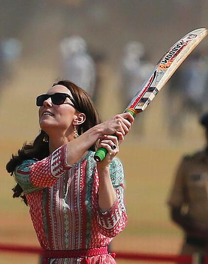 Kate und William beim Cricketspielen während ihrer großen Indien-Tour.