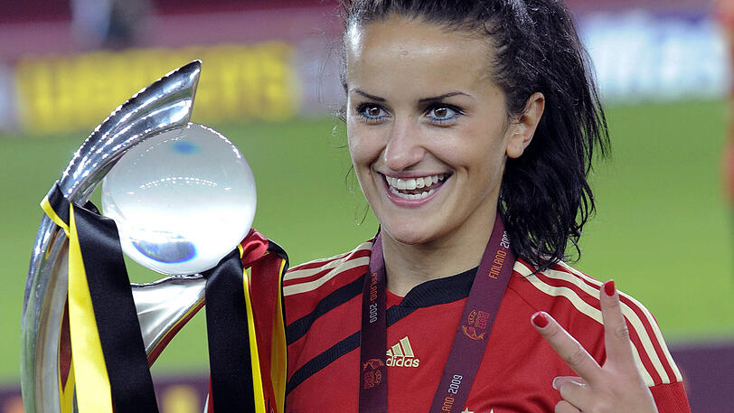 Fatmire Alushi (damalige Bajramaj) jubelt am 10. September 2009 mit dem EM-Pokal nach dem gewonnen Finale Deutschland gegen England.