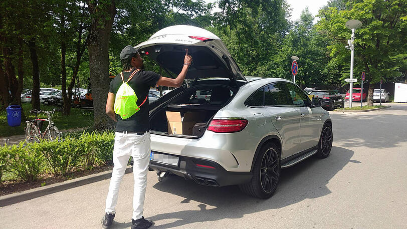 Abdoulaye Ba steigt am Donnerstagnachmittag in sein Auto. Ob er nochmals am Vereinsgelände auftauchen wird, ist unklar.