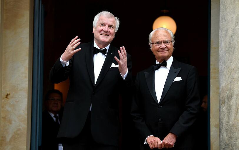König Carl Gustaf von Schweden und Bayerns Ministerpräsident Horst Seehofer (CSU) kommen zur Eröffnung der Bayreuther Festspiele.