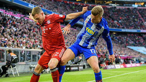 Haut sich gegen Herthas Maximilian Mittelstädt rein: Bayern-Verteidiger Joshua Kimmich.