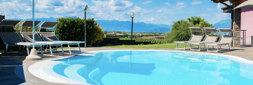 Sichern Sie sich jetzt Ihre Traumimmobilie: Ganz in der Nähe des Stadtkerns und der Seepromenade von Peschiera del Garda befindet sich diese wunderschöne Liegenschaft mit 2 Immobilieneinheiten, einem gemeinsamen beheizbaren Schwimmbad mit Whirlpool und privatem Garten von ca. 1.400 Quadratmetern.