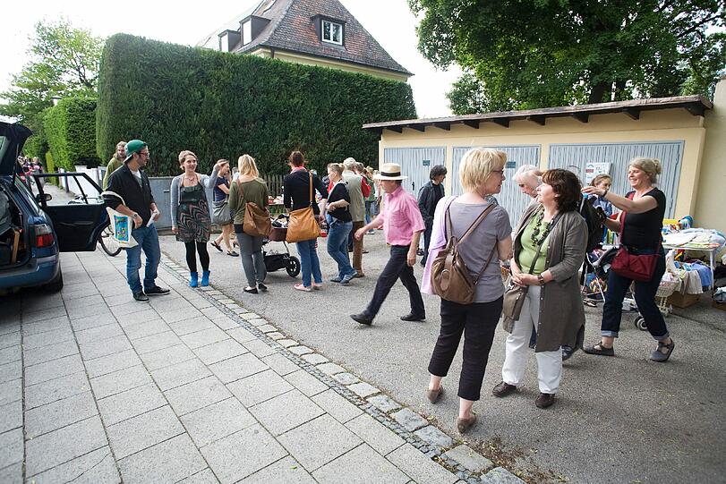 Blick hinter die Hausfassaden ins Grüne: der Gartenflohmarkt in Gern. Die Fotos.
