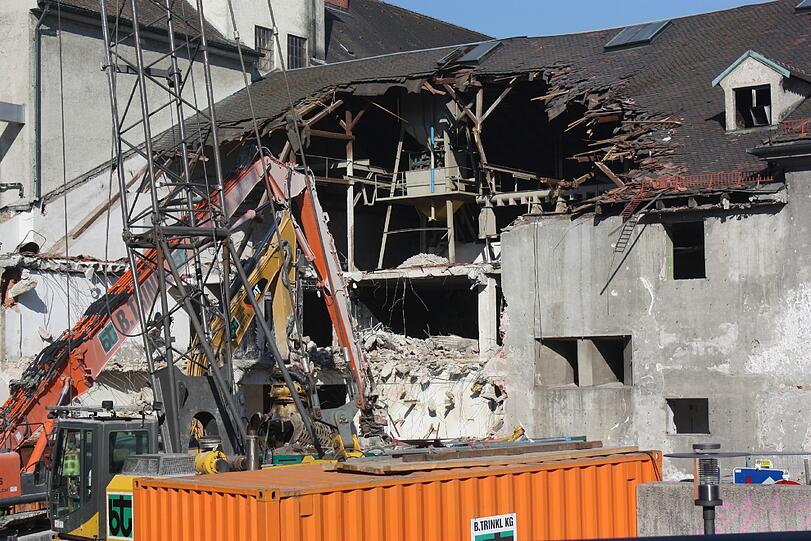 Das alte Zacherlbräu an der Ohlmüllerstraße in der Au wird teilweise abgerissen. Hier soll die neue Verwaltung von Paulaner in zwei Jahren einziehen. Die Bilder.