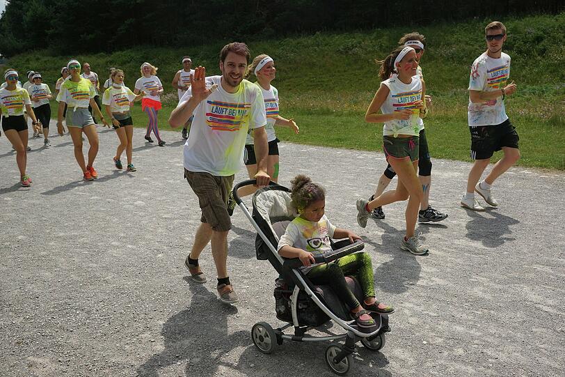 Beim Color Run steht der bunte Spaß im Mittelpunkt und nicht die sportliche Leistung. Die besten Bilder vom Lauf am Sonntag im Riemer Park.