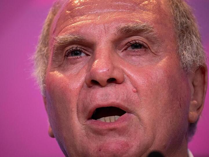 Uli Hoeneß, Präsident FC Bayern München, nimmt an einer Pressekonferenz teil. Foto: Peter Kneffel/Archivbild