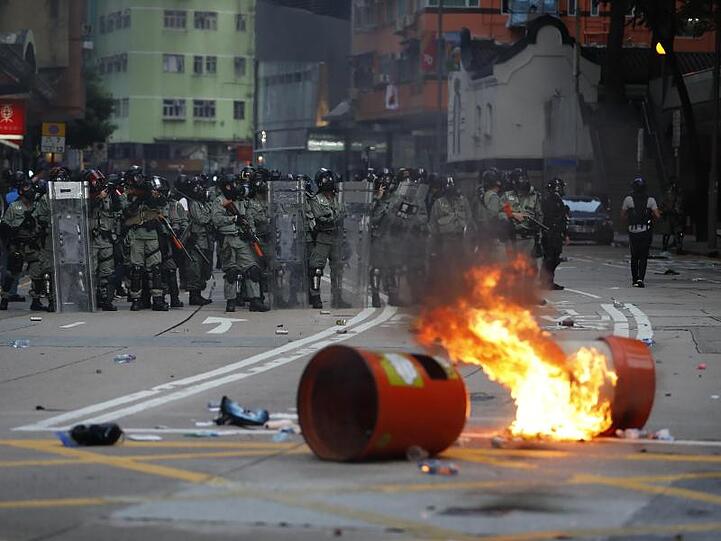 Während in Peking der 70. Jahrestag der Republikgründung gefeiert wird, gehen in Hongkong Zehntausende für Demokratie und Menschenrechte auf die Straße.