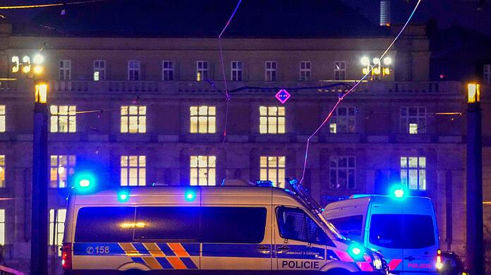 Polizeifahrzeuge sperren das Gebiet um die Philosophische Fakultät der Karls-Universität ab.