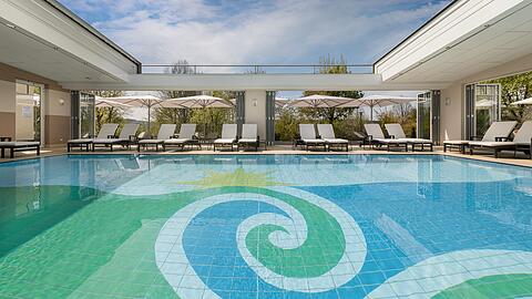 Hotel Sonnengut mit Pool und Sonnenterasse.
